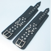 Чёрные кожаные оковы с клепками - БДСМ Арсенал - купить с доставкой во Владикавказе