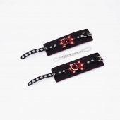 Черные кожаные наручники с красным декором и строчкой - Crazy Handmade - купить с доставкой во Владикавказе