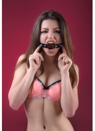 Кляп-кольцо на чёрных лаковых ремешках - БДСМ Арсенал - купить с доставкой во Владикавказе